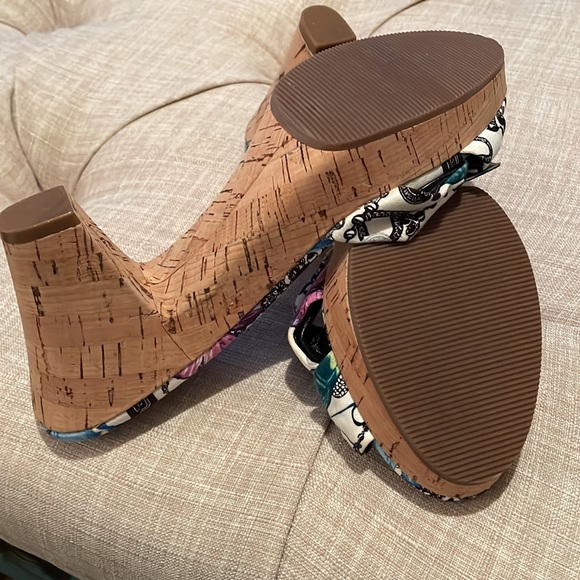 New, not been worn, no tags - Picture 5 of 8